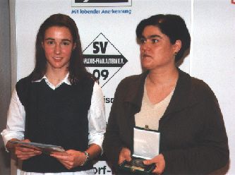 Martina Tock und Kirsten Falk mit der Hermann-Neuberger-Medaille