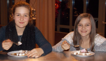 Die beiden Gewinnerinnen des diesjährigen Weihnachtsquiz: Carolin und Angela